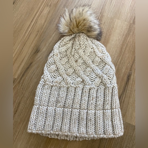 ❤️🥰Jessica Simpson Large Pom Pom Beige White Beanie Snow Hat - Picture 2 of 5